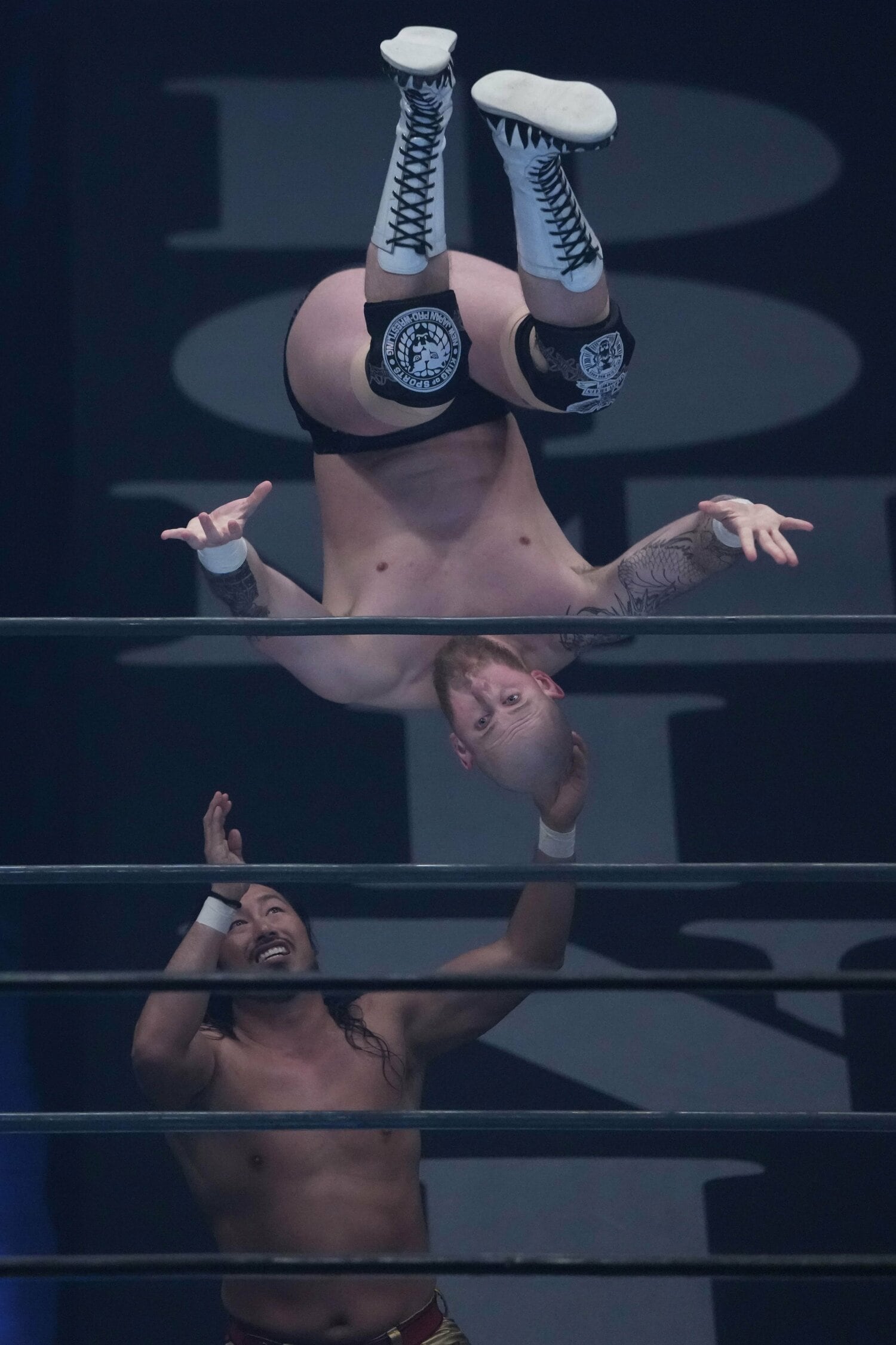 場外の辻陽太にトペ・コンヒーロを放つゲイブ・キッド　©Essei Hara