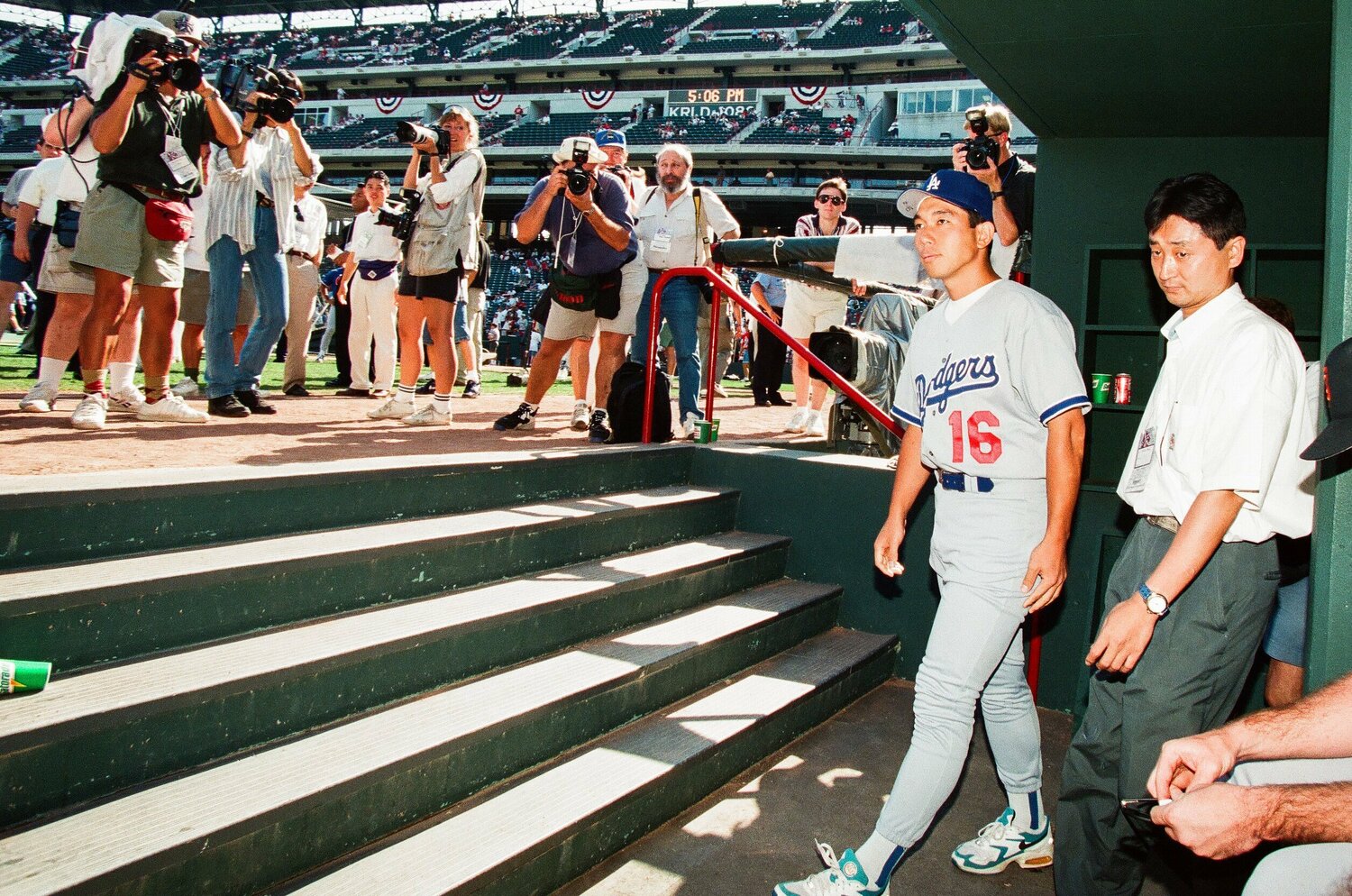オールスター出場時、現地のマスコミに囲まれる野茂 ©Getty Images