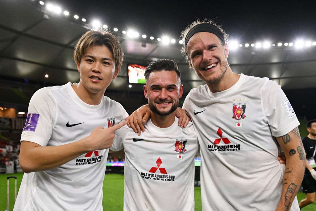 シャルク（中央）を祝福する伊藤とショルツ　©Getty Images