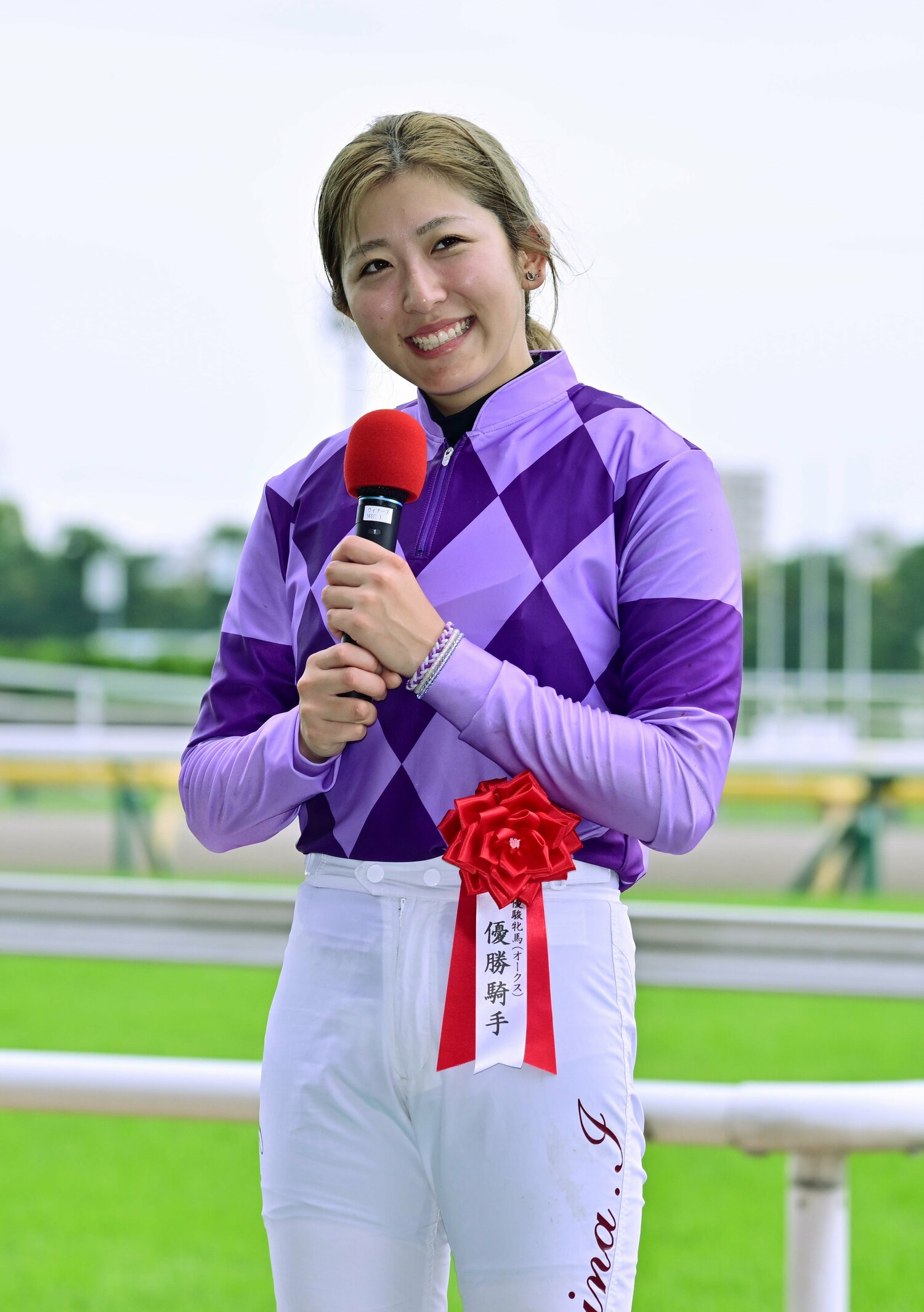 優勝騎手インタビューで笑顔を見せる今村聖奈　©JIJI PRESS