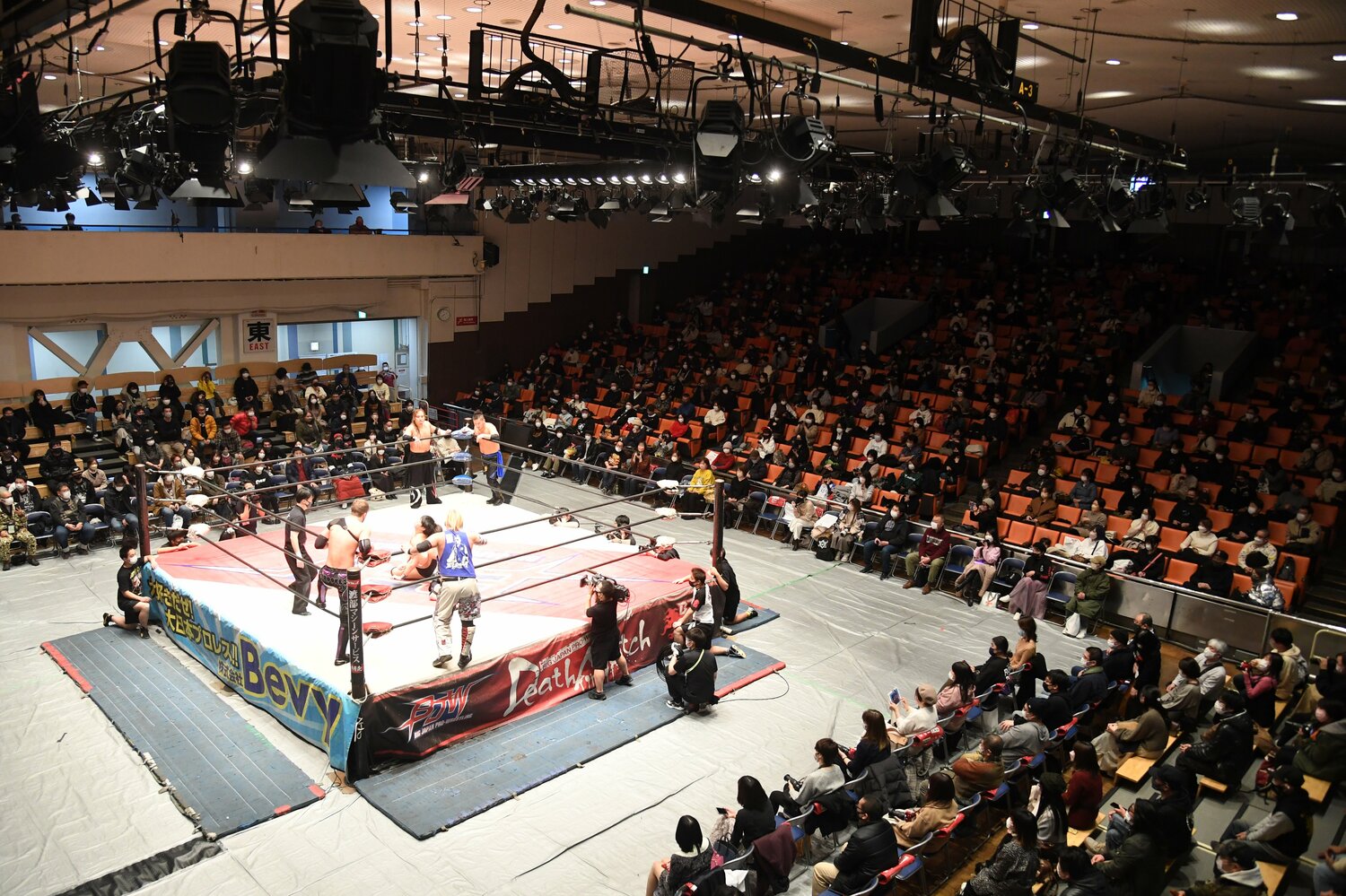 大晦日の年越しプロレスの様子。座席は前後左右に空席を設ける「市松模様」となっている（クリックすると「この記事の写真」に飛びます。流血等の過激な写真を含みますのでご注意ください）