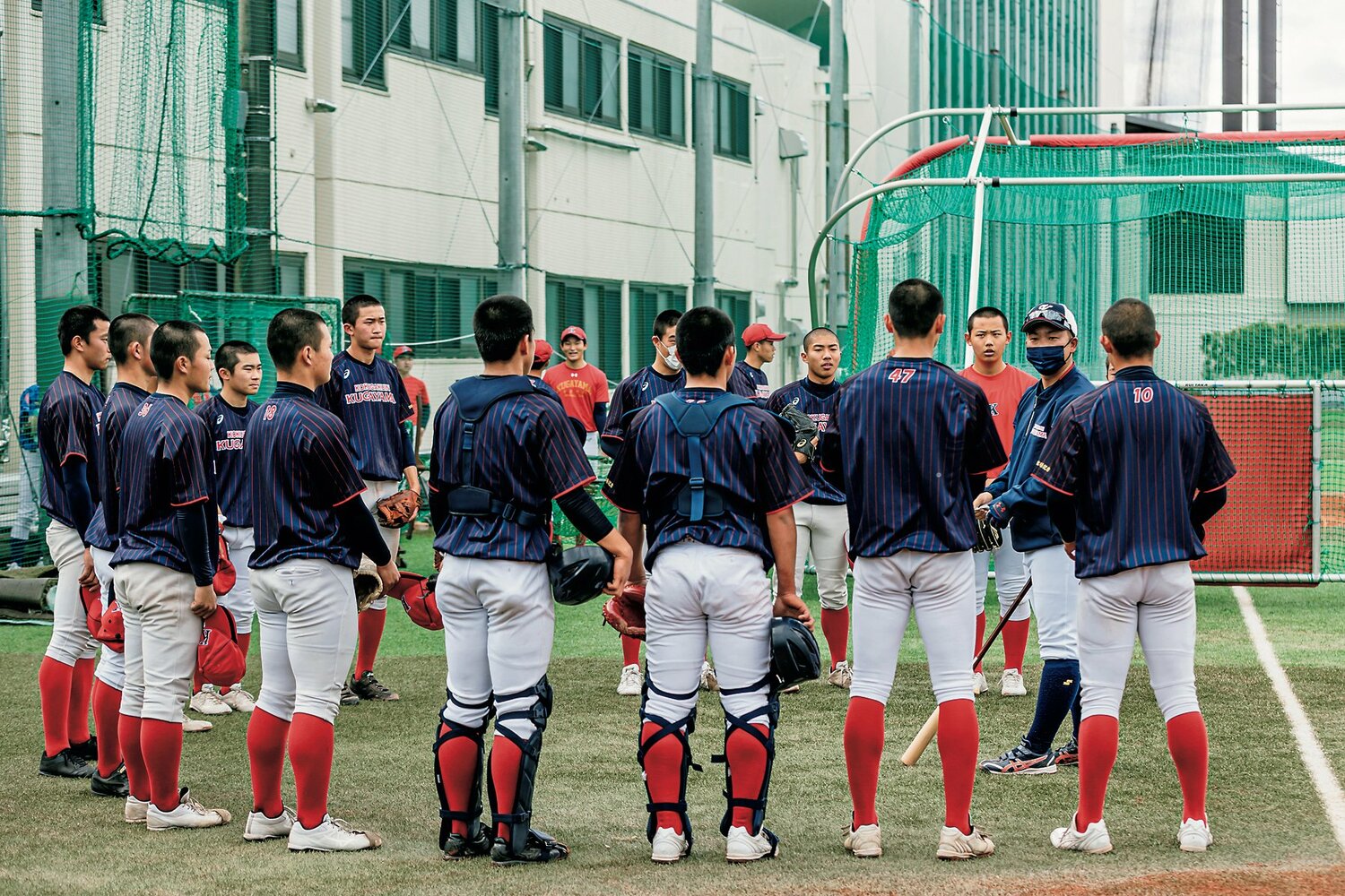 選手たちに言葉をかける尾崎監督 ©︎Kiichi Matsumoto