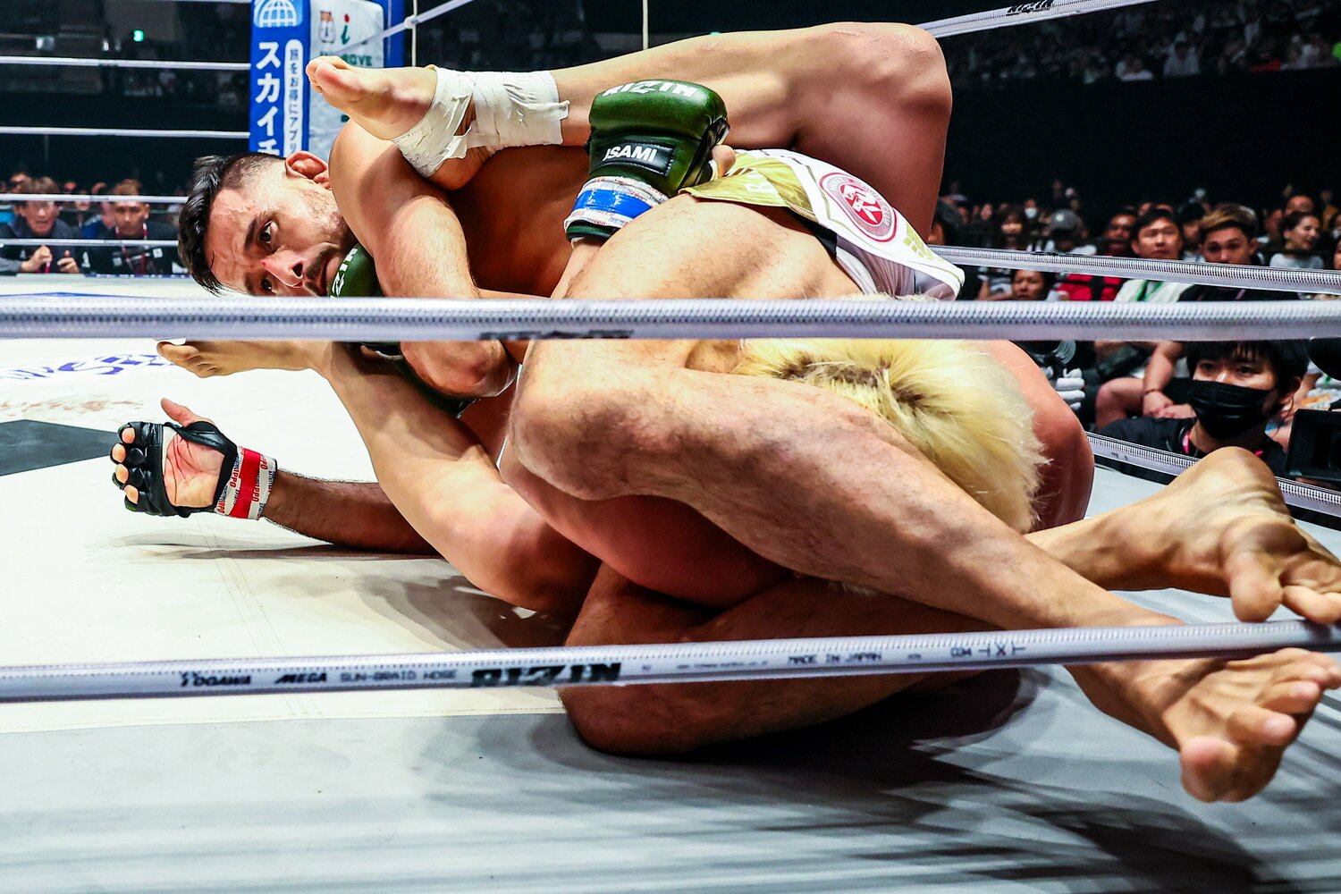 腕十字で鈴木千裕からタップを奪ったクレベル・コイケ　©RIZIN FF Susumu Nagao