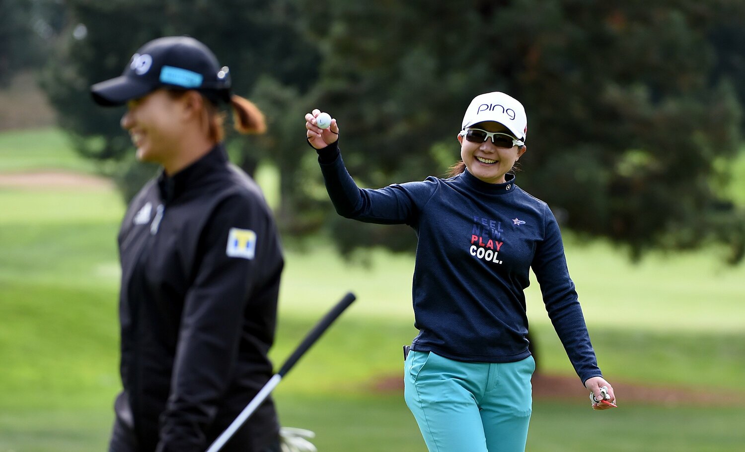 「ポートランドクラシック」でホールインワンを決め、渋野（手前）らに祝福される上原　©︎Getty Images