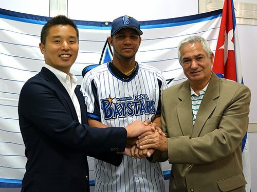 【メジャー】元DeNA ユリエスキ・グリエル直筆サインボール【キューバ代表】 キューバ代表のグリエル兄弟、遠征先で亡命か 写真1枚 国際