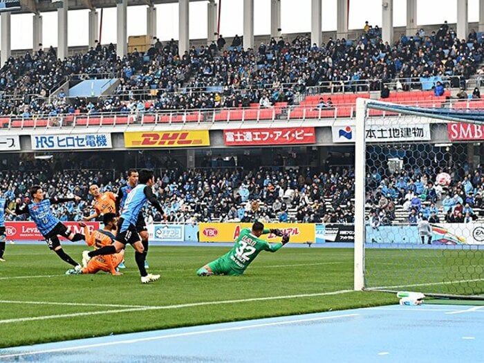 フロンターレが新型4-3-3に着手中。「超アグレッシブ」な変化の要点。＜Number Web＞ photograph by Getty Images