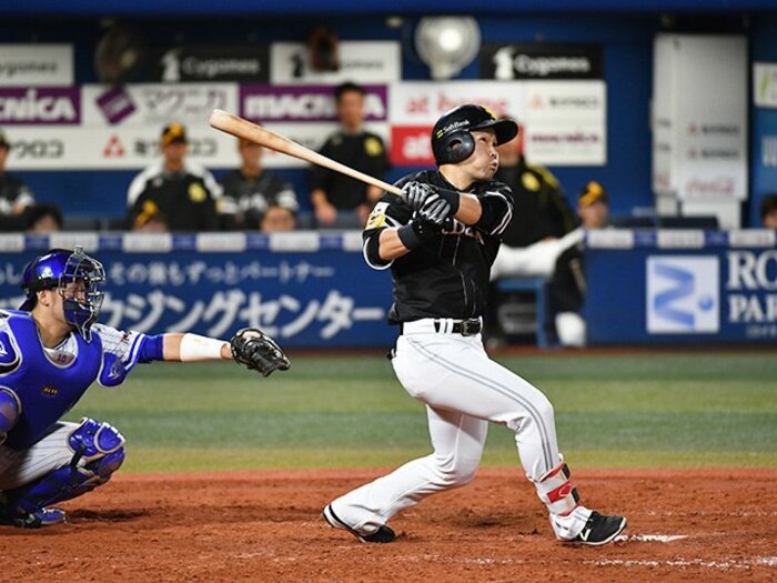 ホークス日本一「陰のMVP」中村晃。長距離砲への変身、本塁打後の涙。＜Number Web＞ photograph by Hideki Sugiyama