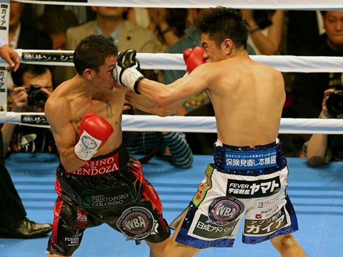 試合後に井岡一翔はなぜ涙を流した?3階級制覇の陰にあった焦りと重圧。<Number Web> photograph by Getty Images