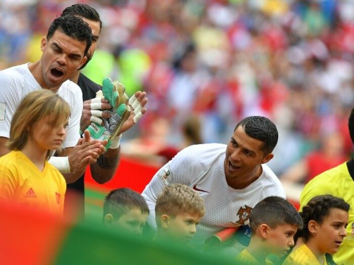 メッシロナウド論争がW杯で再燃。シメオネ「平凡なチームなら……」＜Number Web＞ photograph by Kaoru Watanabe/JMPA