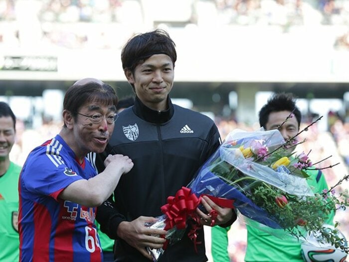志村けんさんとFC東京の一期一会。「変なおじさん」味スタ降臨秘話。＜Number Web＞ photograph by J.LEAGUE