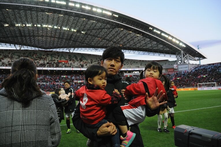 浦和レッズ時代、子どもとセレモニーに出席　©Getty Images