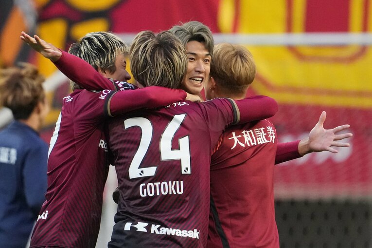 試合後、酒井高徳らと笑顔で抱擁をかわす大迫勇也　©Masashi Hara