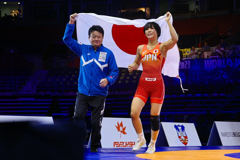 2023年のレスリング世界選手権53kg級を制した藤波朱理。父・俊一さんと日の丸を掲げる　©Getty Images