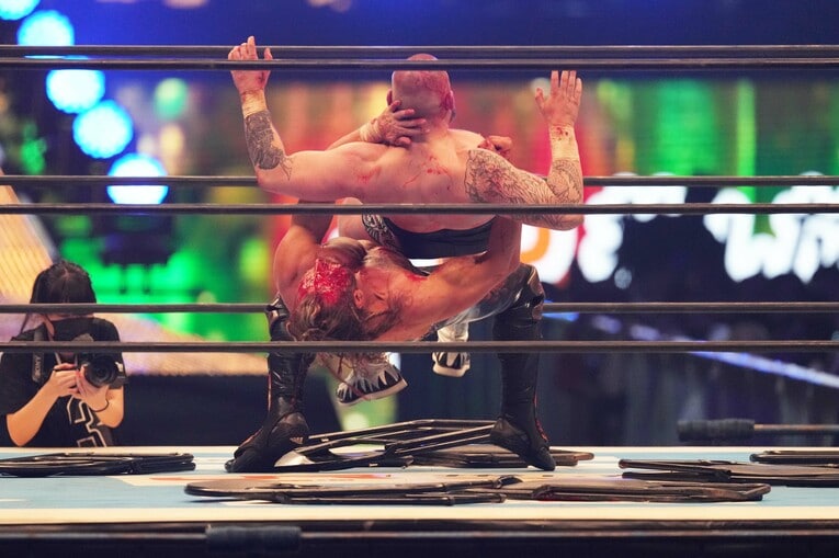 ケニー・オメガは高速ドラゴンスープレックスでゲイブ・キッドをイスに叩きつける　©Essei Hara