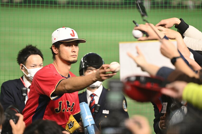 登板予定のなかったオーストラリア戦でもサイン対応　©Naoya Sanuki
