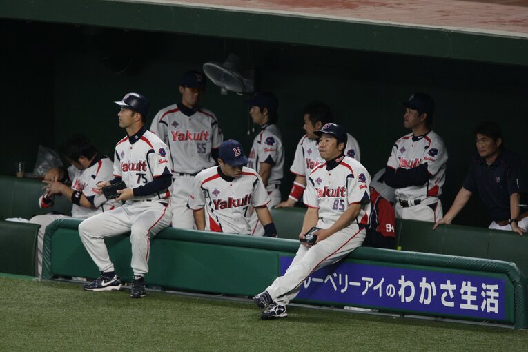 ヤクルト守備走塁コーチ時代の飯田（2009年）　©Shigeki Yamamoto