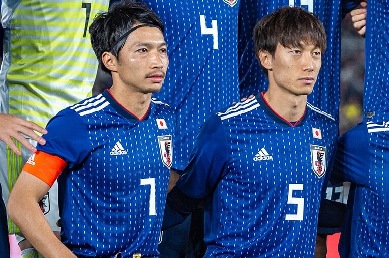 2019年、国際親善試合での柴崎岳と室屋成。青森山田で磨かれた2人の才能が日本代表に並んだ瞬間だった　©Takuya Sugiyama