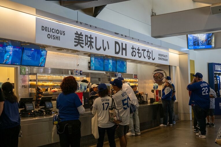 【現地開幕戦】寿司やチキンカツサンドが売られている「美味しい DH おもてなし」（店名）　©Nanae Suzuki