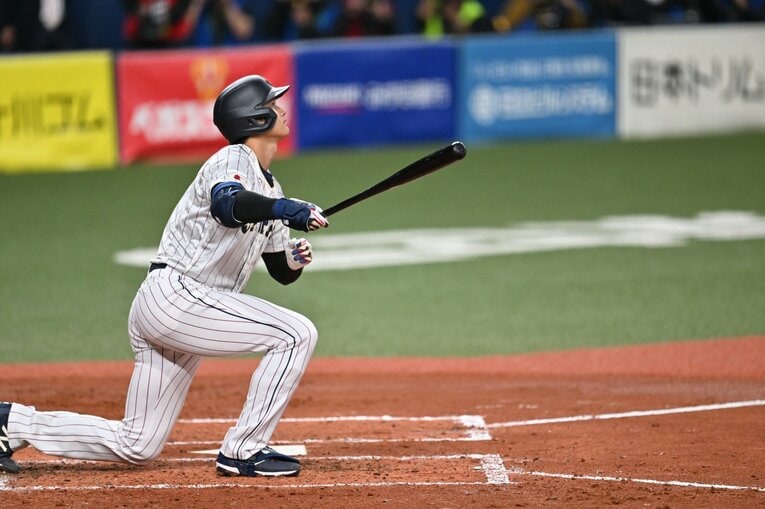 大谷の「片ひざ片手弾」（6枚中の3枚目）©Naoya Sanuki