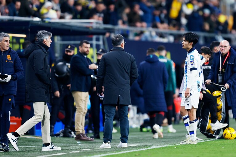 久保建英が悶絶「腹にパンチ＋プロレス技」の暴挙、だが観客席には「クボとソシエダに恋した」親子が…現地で見た“南スペインの情熱と闇”(13)