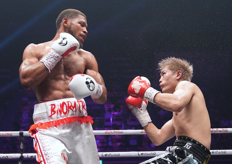 意識を失い、背中からキャンバスに崩れ落ちる佐々木尽（2枚目／全2枚） ©Naoki Fukuda