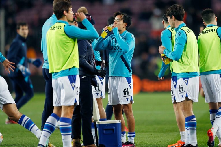 「クボのことは知ってるよ」バルササポに久保建英が笑顔で… 放送なしが惜しい「名手ブスケッツが声を荒げた」鮮烈プレー〈現地撮影〉(6)