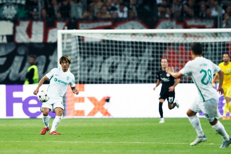 「“鎌田大地と守田英正が一緒に写った1枚”を狙いたいけど…」「長谷部誠はすでにコーチのように」CL日本人対決と“美しい夕焼け”撮影ウラ話(28)