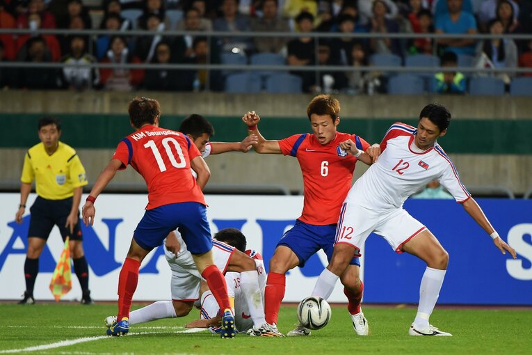2014年アジア大会・決勝で韓国からボールを奪う李栄直（12番）　©︎Getty Images