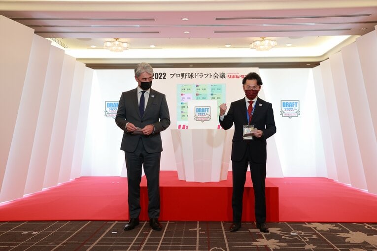 2022年ドラフト会議／立教大・荘司康誠の抽選シーン　©︎JMPA