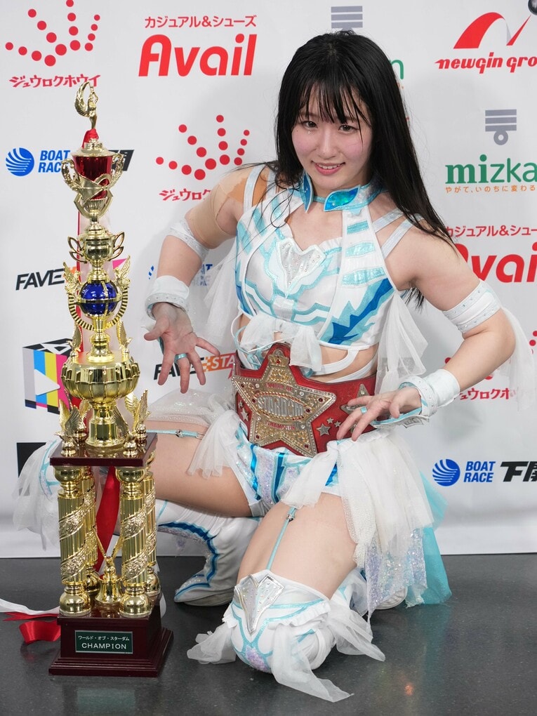 ポーズを取る玖麗さやか　©Essei Hara