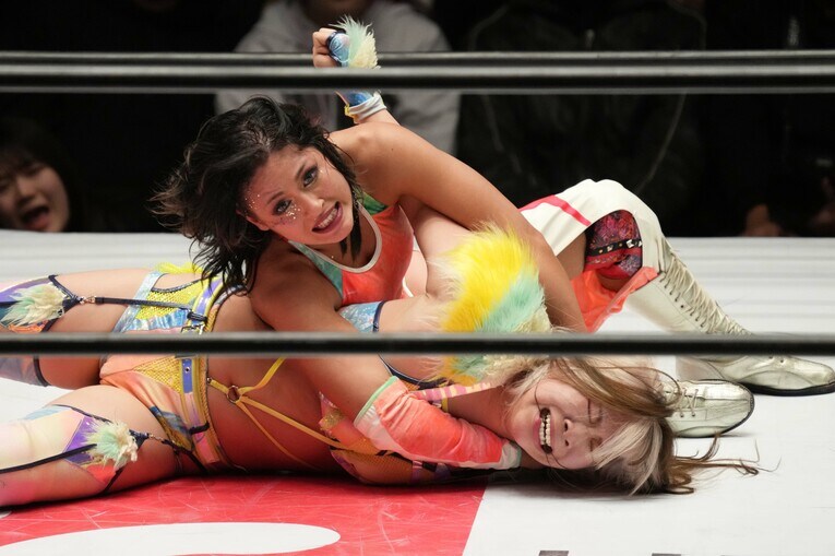 ジュリアのストレッチに耐える羽南　©Essei Hara