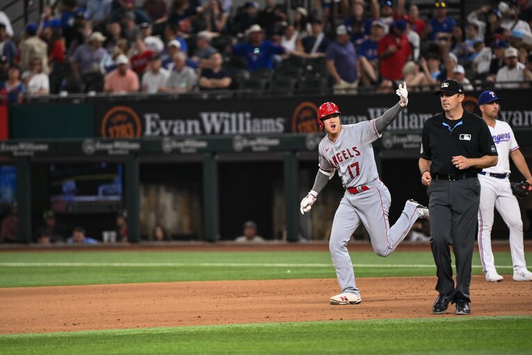 20号の勝ち越し本塁打を放ち、左手を突き上げ、ベンチを煽るようにして走る大谷　©Nanae Suzuki