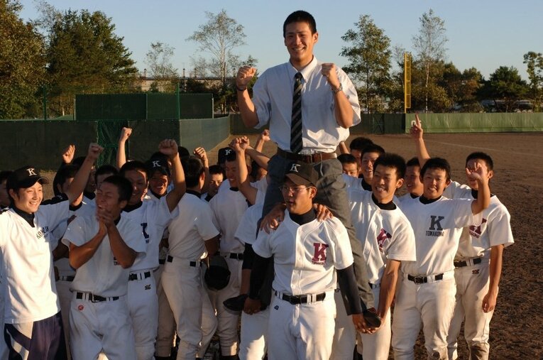 楽天に1位指名を受け、駒大苫小牧ナインに担がれる田中将大（2006年） ／ photograph by BUNGEI SHUNJU