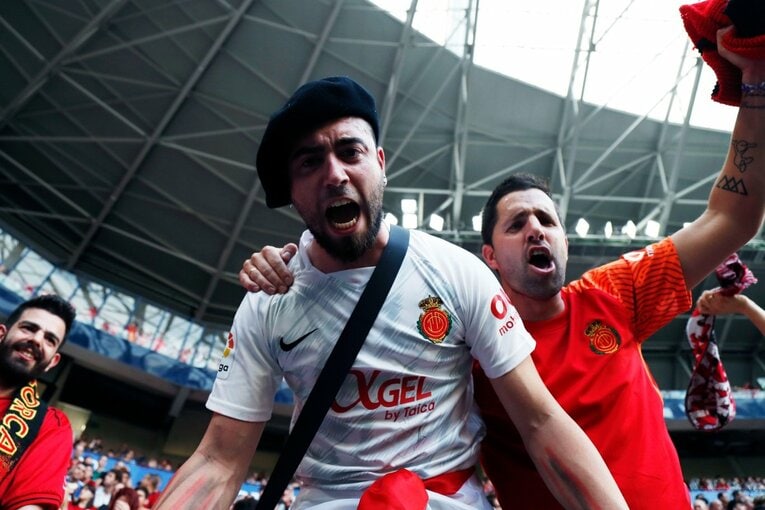 久保建英がGK姿？奇跡の残留に歓喜、“ズボンを抜いだお宝写真”も… 「苦しんだタケのリーガ3年目」をカメラマン視点で振り返る(6)