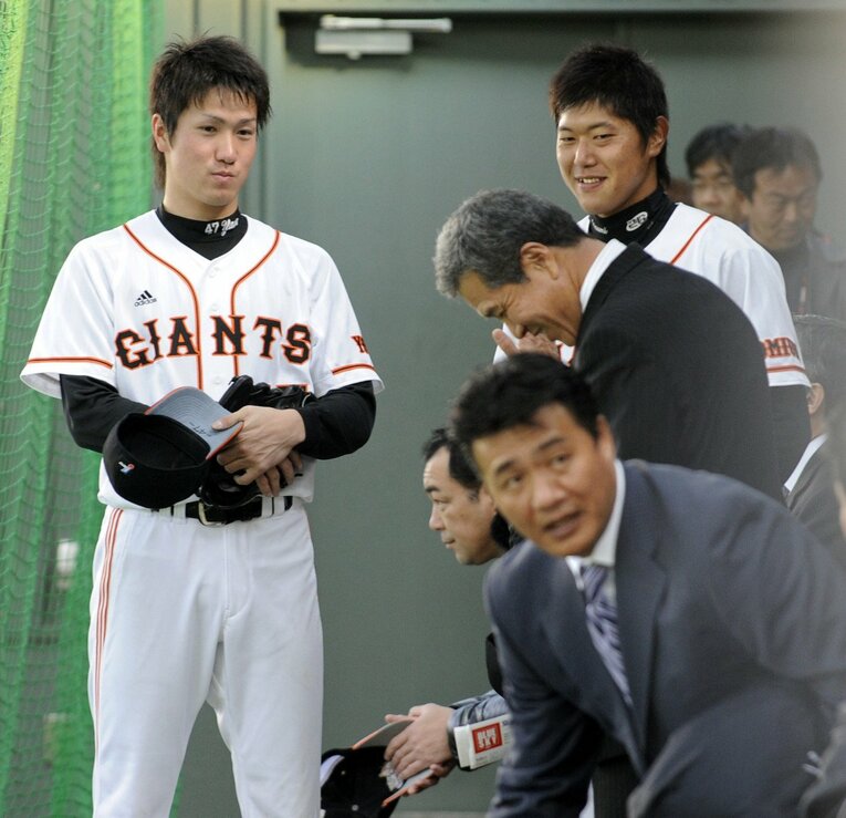 2009年2月、宮崎キャンプに訪れた山田コーチに挨拶する山口と内海　©︎KYODO