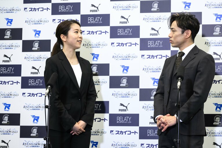 何度も視線を交わし合う2人。写真は連続したものではなく、別のシーン。質問の度に目を見合わせながら答える順序や内容を確認しあっていた　©Asami Enomoto