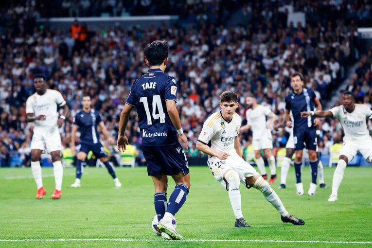 久保建英「幻のマドリー戦ゴラッソ」に余裕の笑み→クロース置き去り、先制点演出…“魔法使いタケ”のステップアップをカメラマンは見た(14)