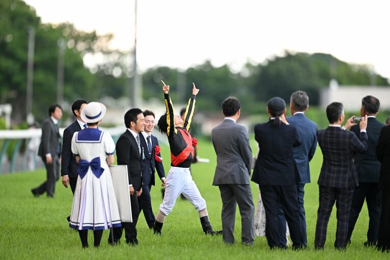 両手で天を指さす北村友一　©Keiji Ishikawa