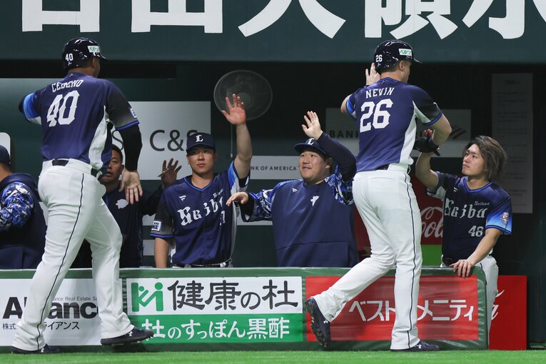 ホームランを打ったネビンを出迎える今井（右）　©JIJI PRESS