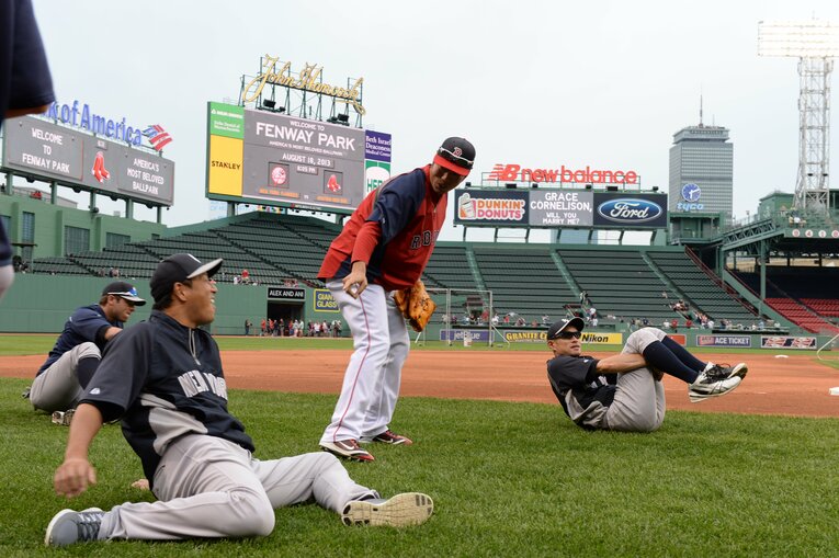 レッドソックス時代の上原浩治と談笑するヤンキース黒田博樹とイチロー（2013年）©︎Naoya Sanuki
