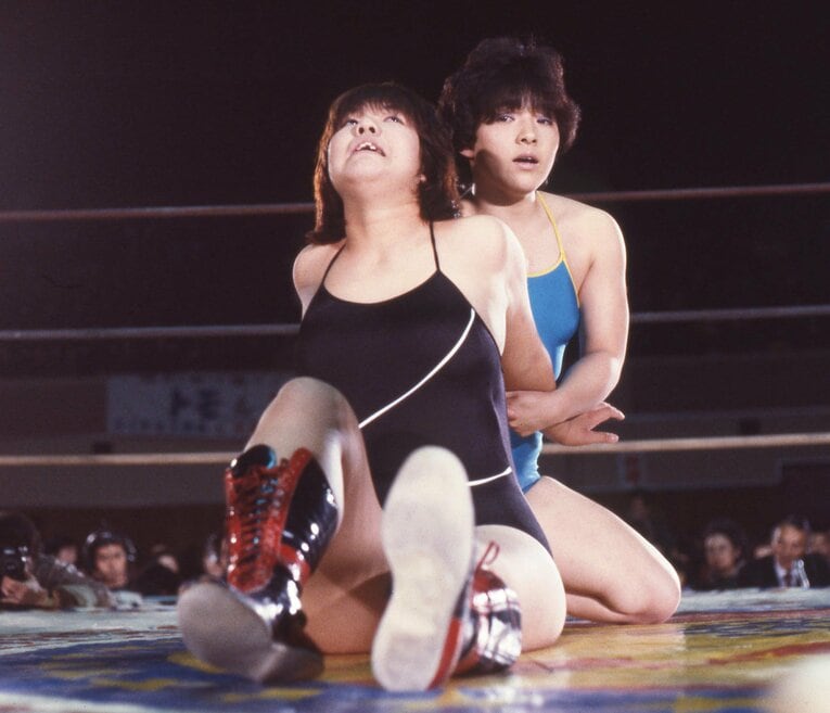 新人王戦で闘う小倉由美と中野恵子（のちのブル中野）　©東京スポーツ新聞社