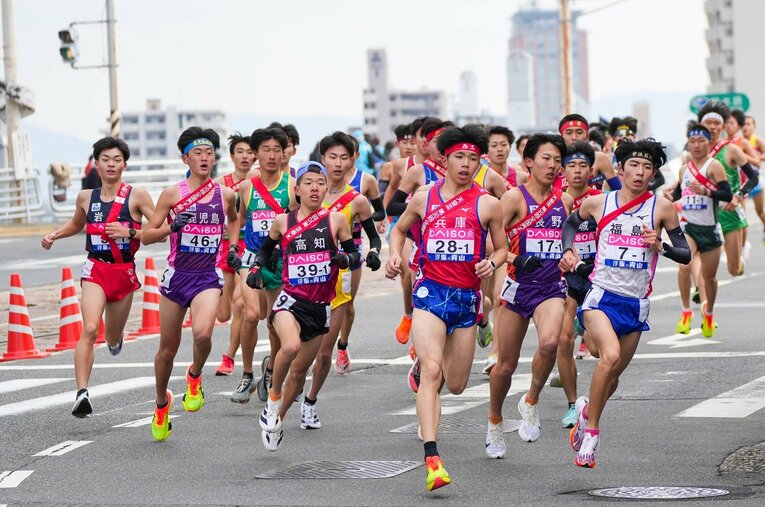 駅伝強豪校以外からも有力ランナーが集まる全国男子駅伝。いずれも来年度以降は大学駅伝でも注目される選手たちだ ／ photograph by Satoshi Wada
