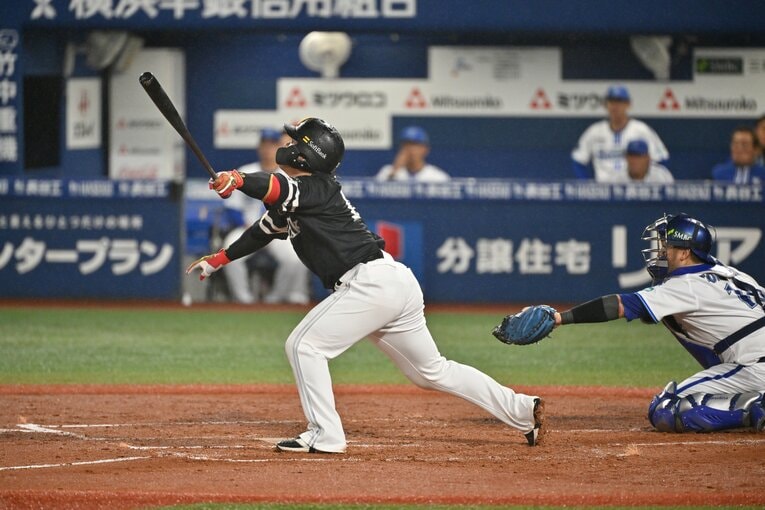日本シリーズ第2戦、甲斐拓也が犠牲フライを打ち上げる　©︎Hideki Sugiyama
