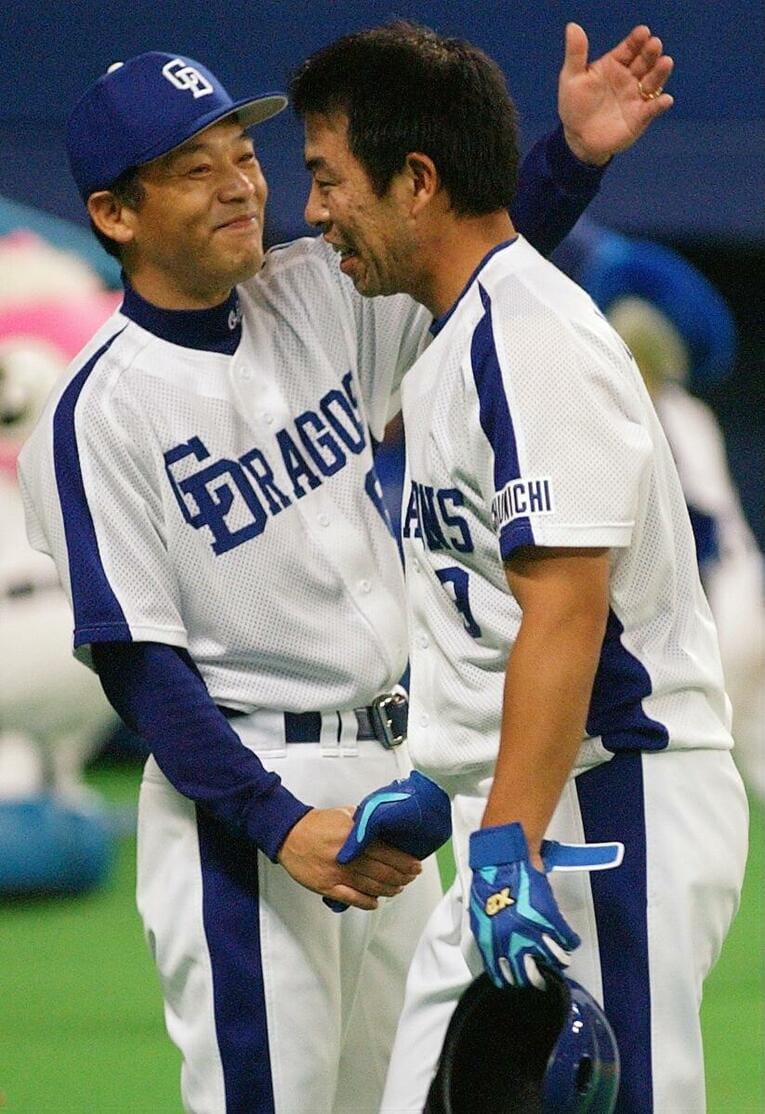 サヨナラヒットを放った井上を迎える落合監督　©JIJI PRESS