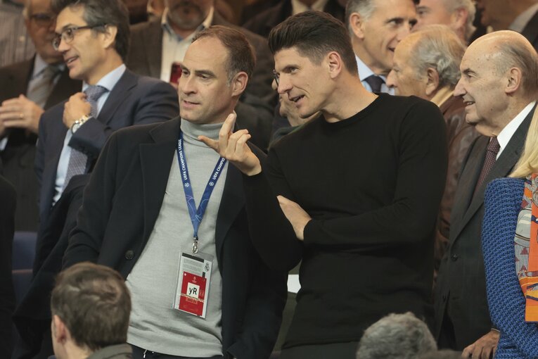 レッドブルCEOのオリバー・ミンツラフ氏とゴメス氏。CLのRBライプツィヒ対レアル・マドリー戦で　©Getty Images