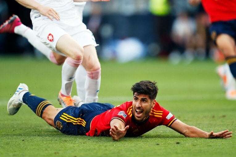 “日本代表が狙うべきスペインの急所”はどこ？ ブスケッツやアセンシオ健在、17歳ガビ急成長で分厚すぎる選手層だが…〈撮影者の証言〉(25)