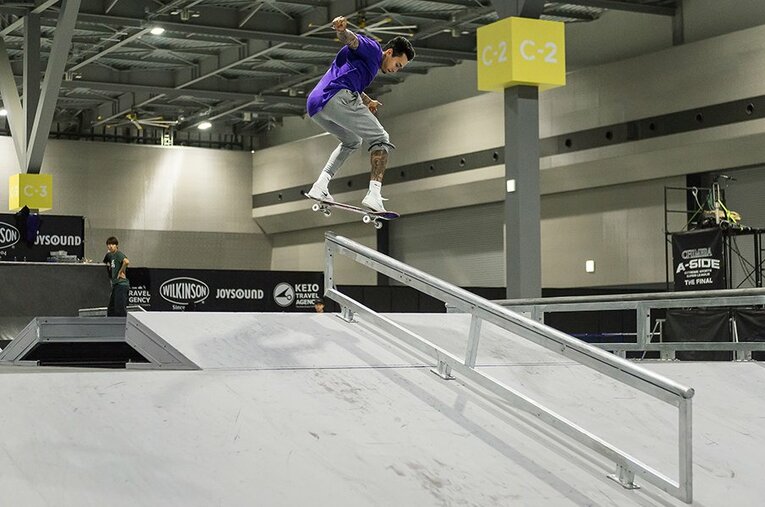 ライバルの堀米雄斗が見つめる先でトリックをメイクするナイジャ・ヒューストン。彼は堀米より4歳年上になるが、1年後の伸びしろは果たして……。 ／ photograph by Yoshio Yoshida