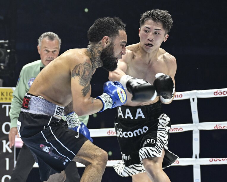 ペースを取り戻した井上尚弥の強打に腰を落とすネリ　©Hiroaki Yamaguchi