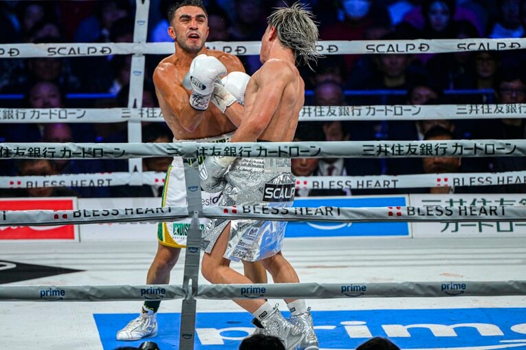 ガードの隙間を縫う変則的な軌道の右アッパー　©Takuya Sugiyama