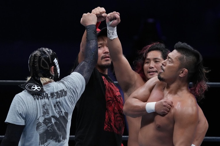 試合後、手を合わせる内藤哲也ら4人　©Essei Hara